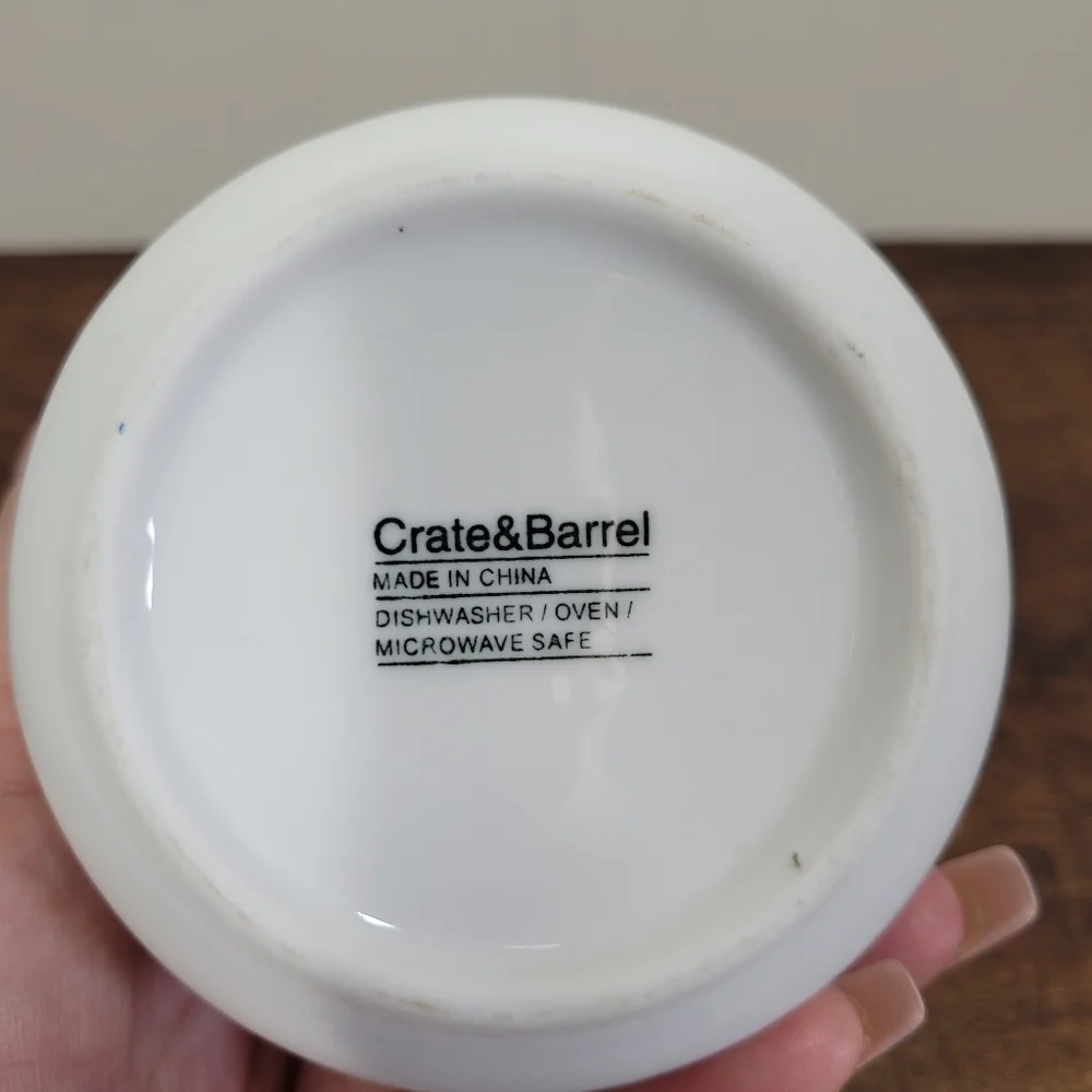 EUC Crate&Barrel White Ceramic Creamer w/out Handle